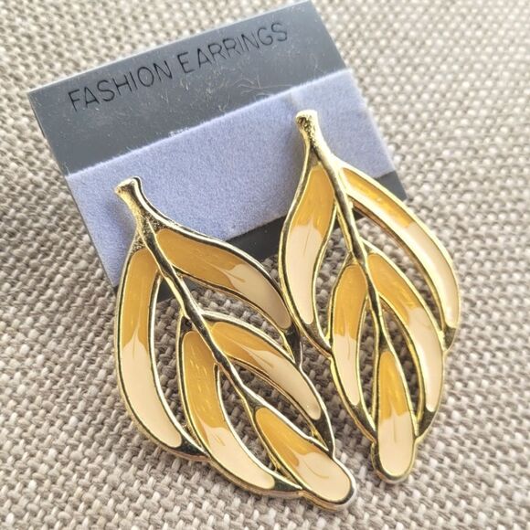 New! Gorgeous Leaf Metal Gold Post Earrings - Picture 1 of 2